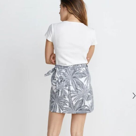 Marine Layer Black and White Leaf Print Fabric
Wrap skirt size small - Picture 3 of 7